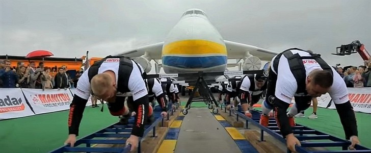 Ukrainian athletes pull the world's heaviest airplane