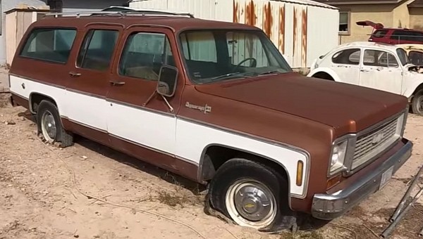  Chevy Suburban con una bahía de motor cubierta de polvo vuelve a rugir después de años