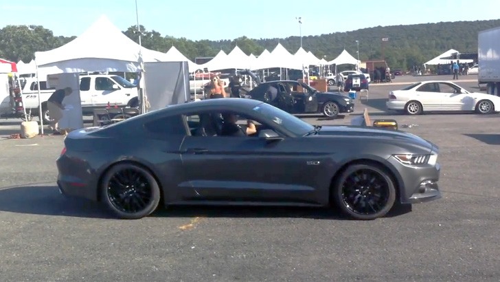 2015 Ford Mustang revving