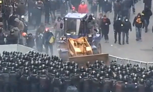 Watch Ukrainian Protesters Use a Bulldozer Against Police