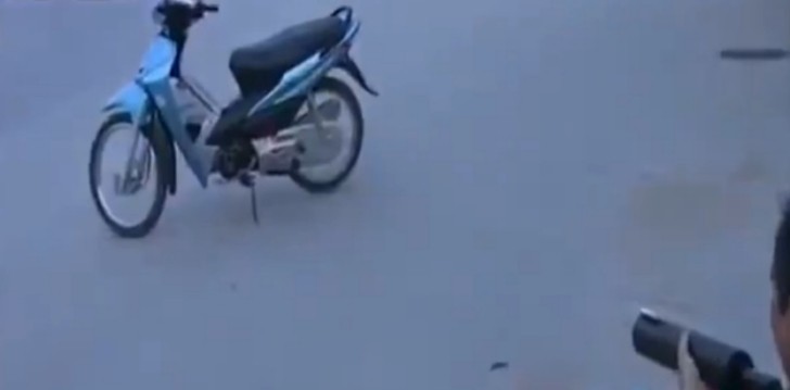Vietname policeman uses fishnet gun to stop illegal races