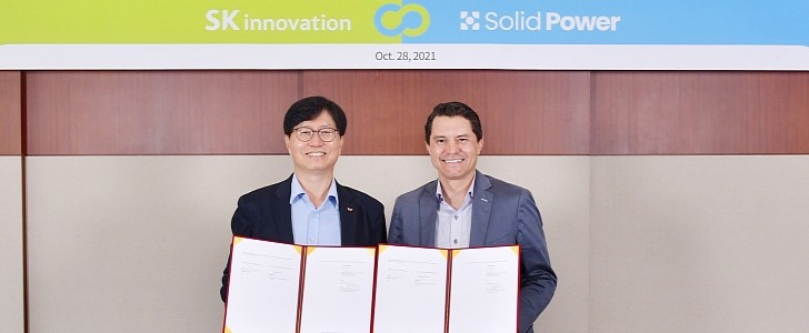 Dr. Lee Seongjun, CTO of SK Innovation (left) and Doug Campbell, CEO of Solid Power (right) Sign MoU and JDA for the Development of All-Solid-State Cells