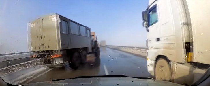 Truck near-miss on Russian highway