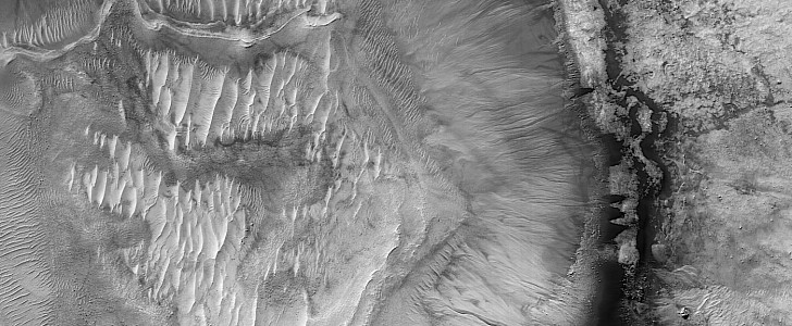 Moni crater on Mars