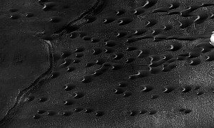 Weirdly Similar Martian Sand Dunes Look Like Migrating Alien Creatures
