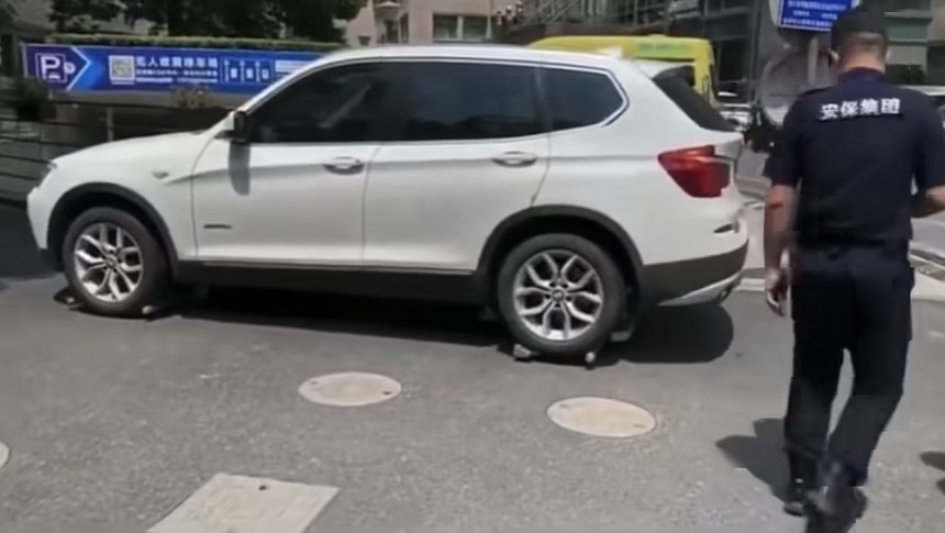 Illegally parked cars are removed by valet robots in China