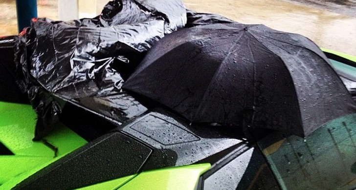 Lamborghini Aventador Roadster roof fail