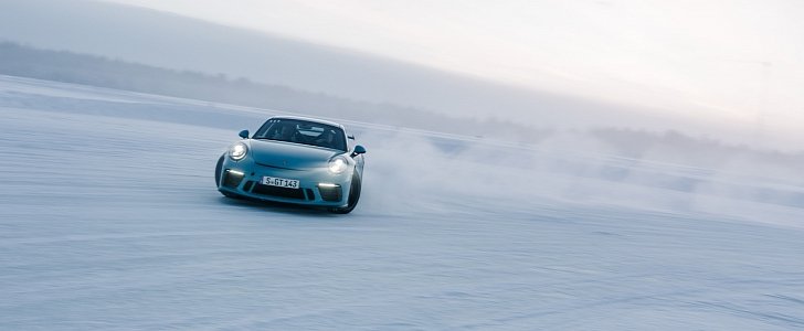 Porsche 911 snow drifting