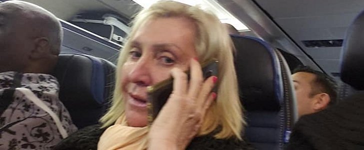 Woman turns verbally abusive after she's sat between 2 oversize people on United Airlines flight