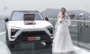 Woman Proposes to BF on Fuxi Mountain Skywalk With New SUV, Suitcase of Money