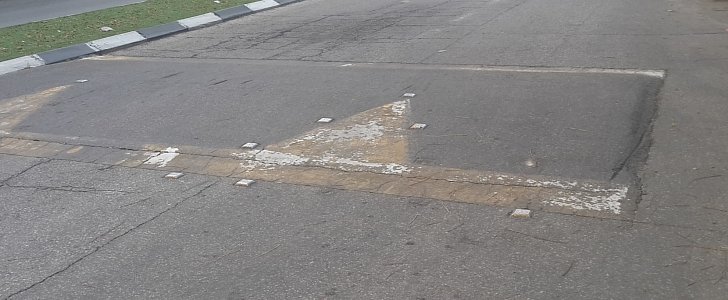 A speed bump that is not signalled correctly