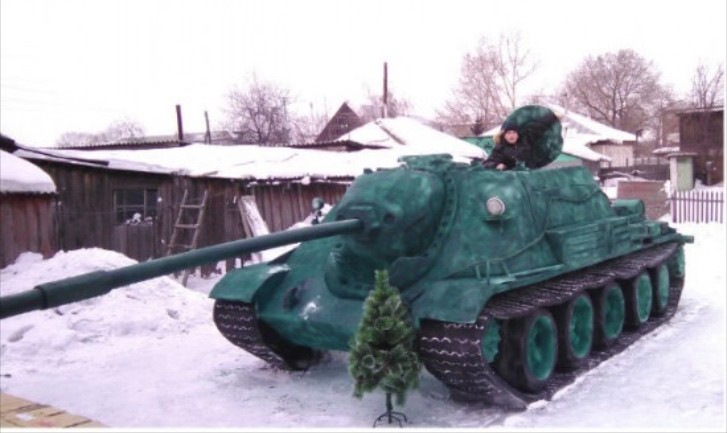 Russian Student Builds Realistic Full-Size Tank Out of Snow 