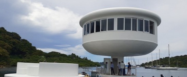 SeaPod prototype at its official unveiling in Panama, before it toppled due to a malfunction