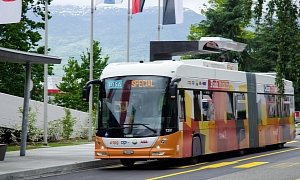 World’s First Electric Articulated Bus Running Without Overhead Lines Charges in 15 Seconds