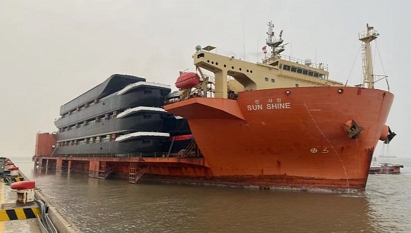 The Antonie's hull is being shipped to the Netherlands onboard a heavy carrier