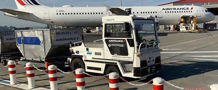 Autonom Tract AT135, the world's first autonomous baggage airport tractor