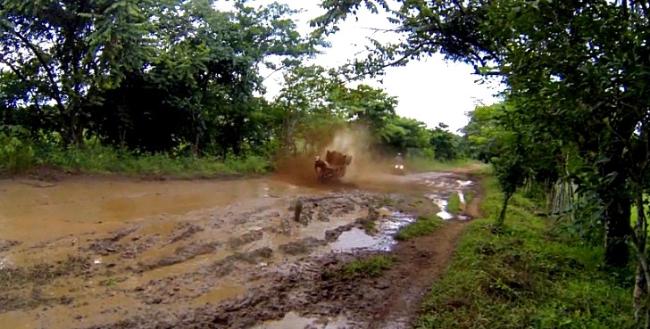 Yamaha Raptor 700R Crashes Hard in the Mud