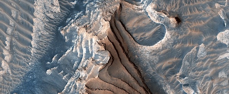Layered bedrock in Arabia Terra