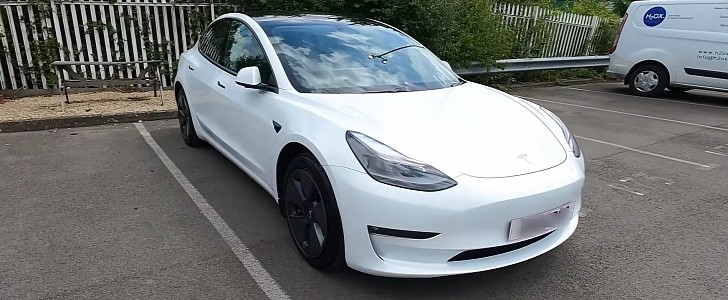 Youtuber gets to drive a Tesla Model 3, immediately sells his Volkswagen ID.3