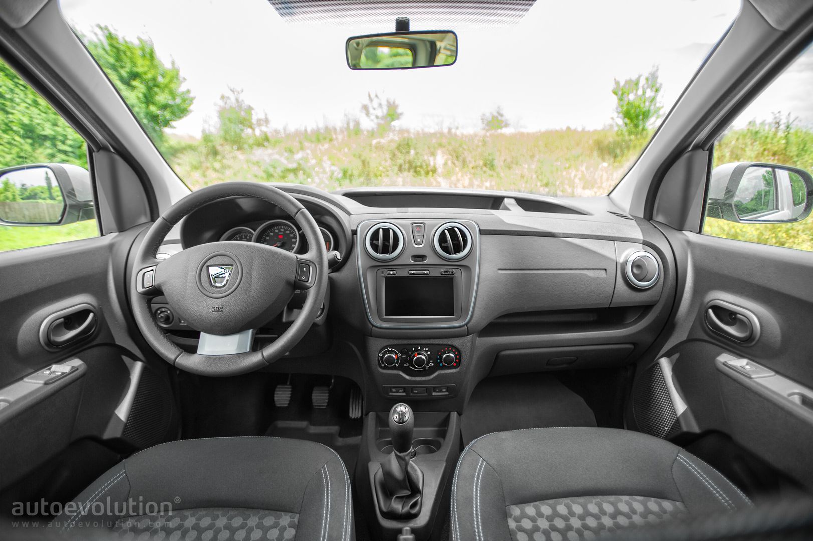 2015 Dacia Dokker Stepway Review - autoevolution