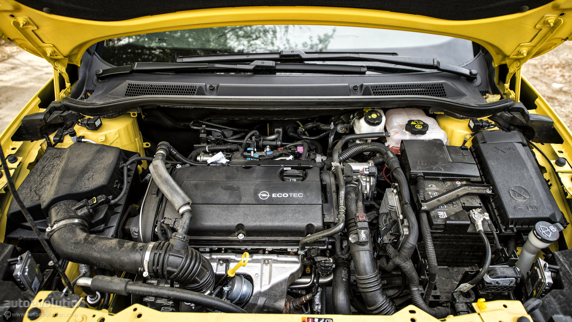 Opel Astra J OPC - Panel gaps, rust and a massive turbohole
