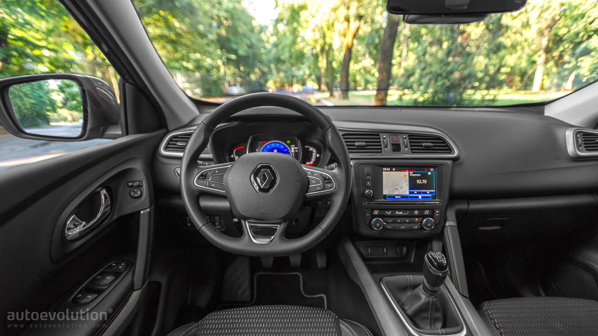Renault Kadjar 2015-2019 review - Carbuyer 