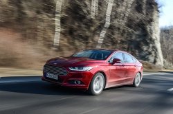 2015 FORD Mondeo Sedan driving at speed