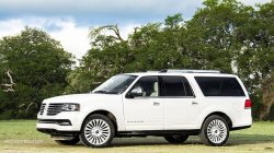 2015 Lincoln Navigator front three quarters view