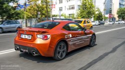 TOYOTA GT 86 city driving