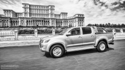 TOYOTA Hilux city driving