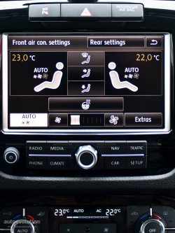2010 Volkswagen Touareg display screen